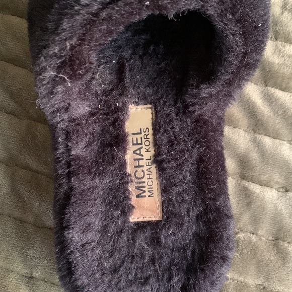 Black fuzzy Michael Kors slippers - Picture 2 of 2
